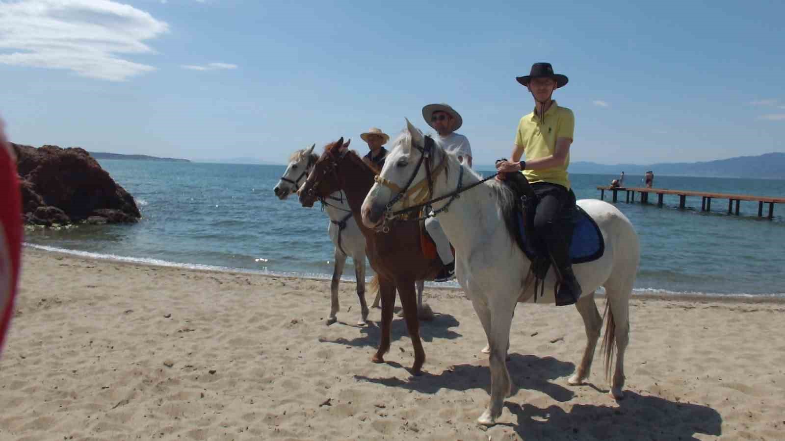 Balıkesir’de atlar plaja indi