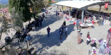 Köyün kadınları seferler oldu, binlerce gözleme aynı anda pişti