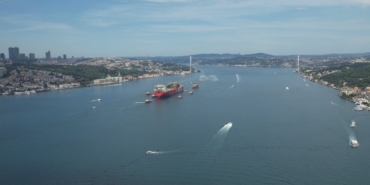 ’Osman Gazi’ boğazdan Karadeniz’e su fıskiyeleriyle uğurlandı