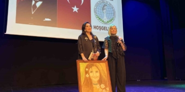 Türkan Şoray’ın tablosu ve imzaladığı kitabı eğitime destek için 1 milyona alıcı buldu