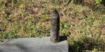 Göl kenarında patlamamış top mermisi bulundu