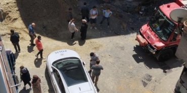 İstanbul Bayrampaşa kanalizasyon çalışmaları sırasında meydana gelen göçükte 1 işçi, toprak altında kaldı. Göçükte kalan işçiyi kurtarma çalışmaları sürüyor.