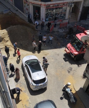 İstanbul Bayrampaşa kanalizasyon çalışmaları sırasında meydana gelen göçükte 1 işçi, toprak altında kaldı. Göçükte kalan işçiyi kurtarma çalışmaları sürüyor.