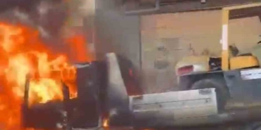 Forklift taşıyan kamyon alevlere teslim oldu