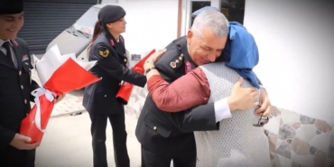 Çanakkale’de jandarmadan anlamlı Anneler Günü ziyareti