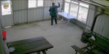 81 yaşındaki şahıs köy kahvesinde bakılan köpeğe dehşeti yaşattı