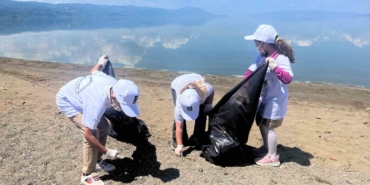 Minik gönüllülerden İznik’te sahil temizliği