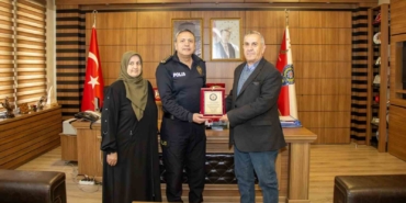 Emekliye ayrılan meslektaşına vefa plaketi