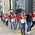 Dur ihtarına uymayarak otomobil ile kaçan ve polisin üniversite öğrencisine çarpıp ağır yaralanmasına sebep olan 5 şüpheli adliyeye sevk edildi