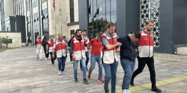 Dur ihtarına uymayarak otomobil ile kaçan ve polisin üniversite öğrencisine çarpıp ağır yaralanmasına sebep olan 5 şüpheli adliyeye sevk edildi