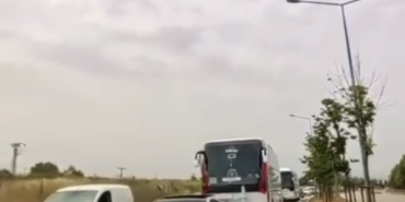Yolcu otobüsü düğün konvoyuna girdi, konvoyda tehlikeli anlar kamerada