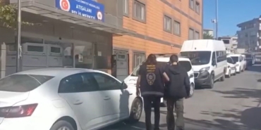 Esenler’de elinde satırla dolaşan bir kişi yakalandı