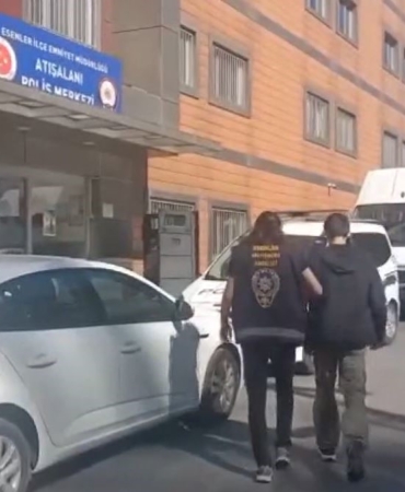 Esenler’de elinde satırla dolaşan bir kişi yakalandı