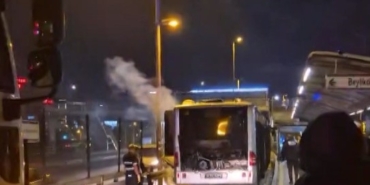 Kağıthane’de metrobüsün motor bölümü yandı, seferler kısa süre durduruldu