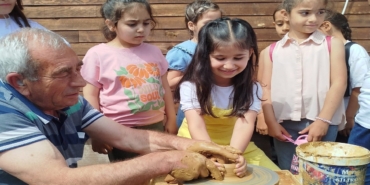 Minik eller çömlekle buluştu