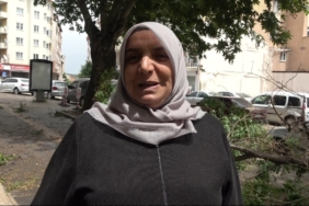 Bilecik’te yaşanan fırtınada üzerine ağaç dalı düşmesinden son anda kurtuldu