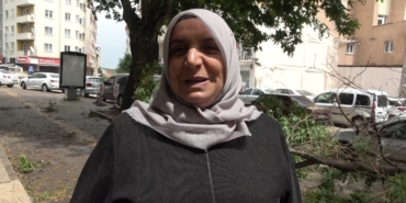 Bilecik’te yaşanan fırtınada üzerine ağaç dalı düşmesinden son anda kurtuldu
