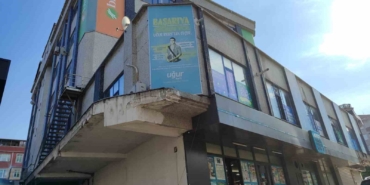 Güngören’de binada asılı reklam panosu düştü, panik yaşandı