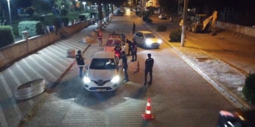 Edremit’te şok asayiş ve trafik uygulamasında 4 aranan şahıs yakalandı