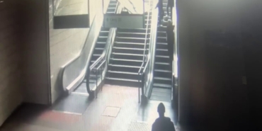 Maltepe metro istasyonunda reklam panosu kadının üzerine böyle düştü