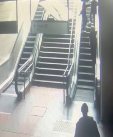 Maltepe metro istasyonunda reklam panosu kadının üzerine böyle düştü