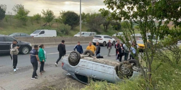 Takla atan otomobilden emniyet kemeri sayesinde yara almadan çıktı