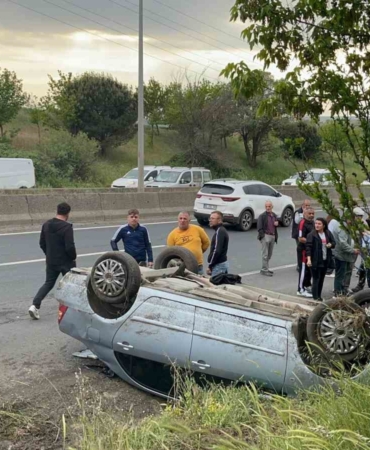 Takla atan otomobilden emniyet kemeri sayesinde yara almadan çıktı