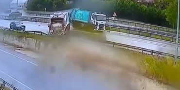 E-5 Karayolunda kayganlaşan yolda 3 kamyon kaydı facianın eşiğinden dönüldü