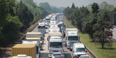 Otoyolda lastiği patlayan tır, bariyerlere çarptı: Bölgede uzun araç kuyrukları oluştu
