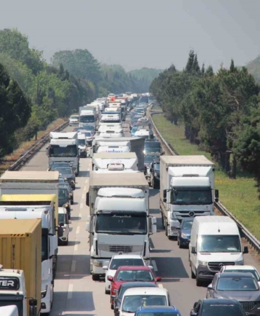 Otoyolda lastiği patlayan tır, bariyerlere çarptı: Bölgede uzun araç kuyrukları oluştu
