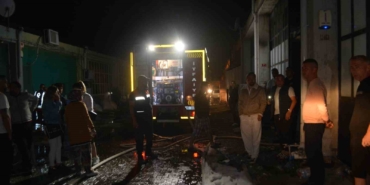 Ayvalık’ta gözlük fabrikası alev alev yandı