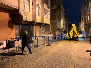 Bağcılar’da inşaatın temel kazma işlemi sırasında hasar gören 5 katlı bina mühürlendi