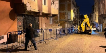 Bağcılar’da inşaatın temel kazma işlemi sırasında hasar gören 5 katlı bina mühürlendi