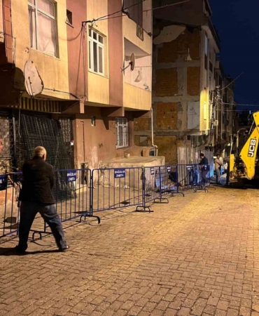 Bağcılar’da inşaatın temel kazma işlemi sırasında hasar gören 5 katlı bina mühürlendi
