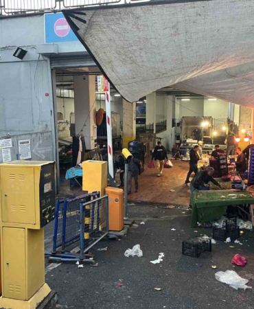 Kapalı pazar yeri havalandırmasına biber gazı sıkıp kaçtı