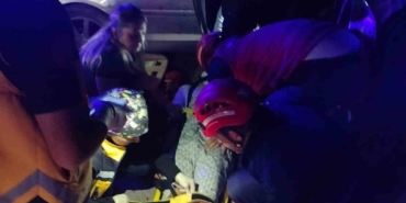 Araçta sıkışan sürücü yaralı olarak çıkarıldı