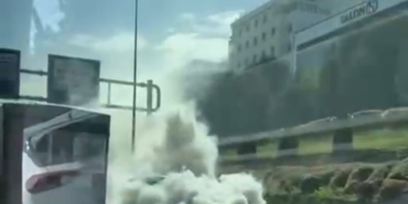 Arıza yapan araç trafiği dumana kattı