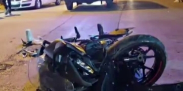 Otomobille çarpışan motosikletin sürücüsü metrelerce savruldu: Kaza anı kamerada