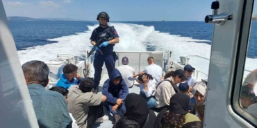 Gelibolu açıklarında 51 kaçak göçmen ile 2 göçmen kaçakçısı şüphelisinin yakalanma anı ortaya çıktı