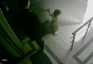 Merdivenden 3 yaşındaki kızını tekmeleyip düşüren baba tutuklandı