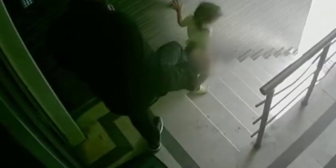 Merdivenden 3 yaşındaki kızını tekmeleyip düşüren baba tutuklandı