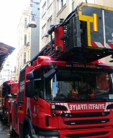 Beyoğlu’nda 7 katlı iş yerinde korkutan yangın