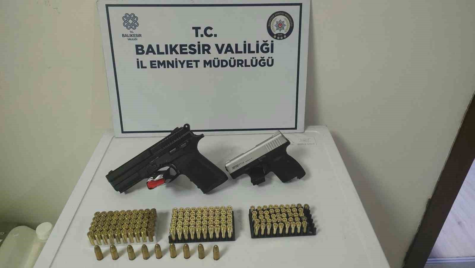 Bandırma’da ruhsatsız silah ve mühimmat ele geçirildi