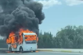 Alevlere teslim olan yolcu minibüsü küle döndü