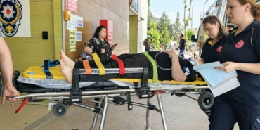 Hafif ticari araca çarpan motosiklet sürücüsü ağır yaralandı