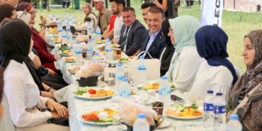 Bayramda evine gidemeyen öğrencilerle bir araya geldi
