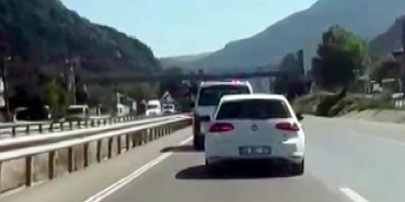 Sirenleri umursamadı, orman yangına giden ekibe yol vermedi