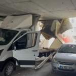 Bayrampaşa’da kamyonet alt geçide sıkıştı