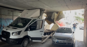 Bayrampaşa’da kamyonet alt geçide sıkıştı