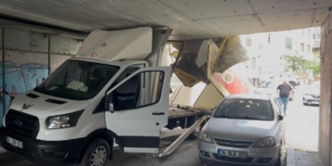 Bayrampaşa’da kamyonet alt geçide sıkıştı